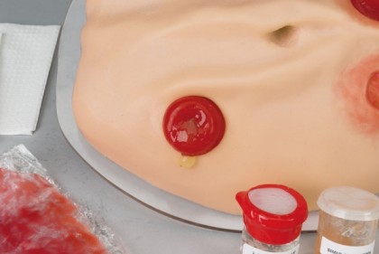 "Kompletter Stoma-Simulator", Gr��e: 35,5 x 30,5 x 10 cm, Gewicht: 4,6 kg