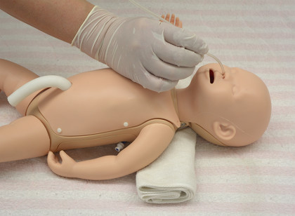 Neugeborenen Pflege und Notfallpuppe