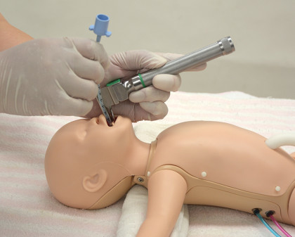 Neugeborenen Pflege und Notfallpuppe